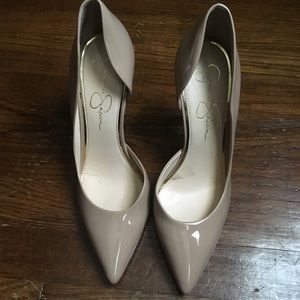 Nude pumps